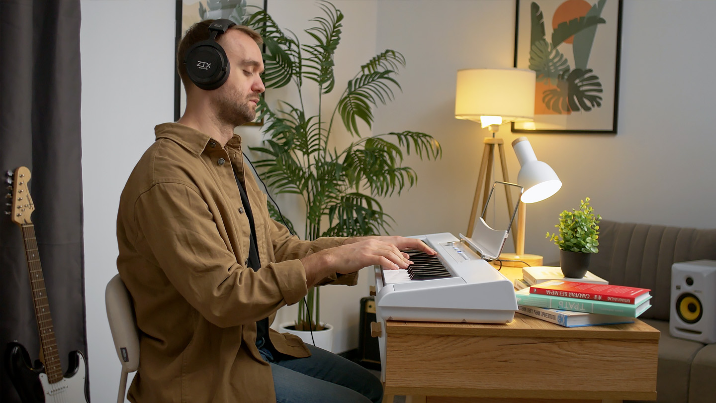 Цифровое пианино Artesia A-61 WH - фото 2