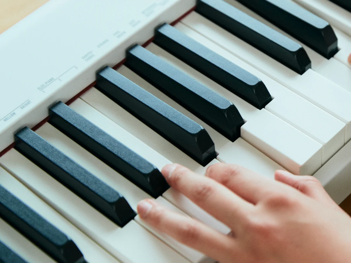 Casio CDP S110 - текстурированное покрытие клавиш под слоновую кость и черное дерево