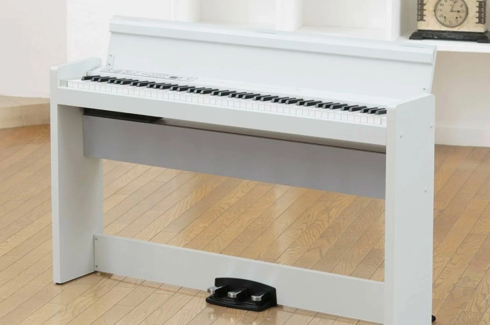 Более громоздкие боковые панели в Korg LP-380