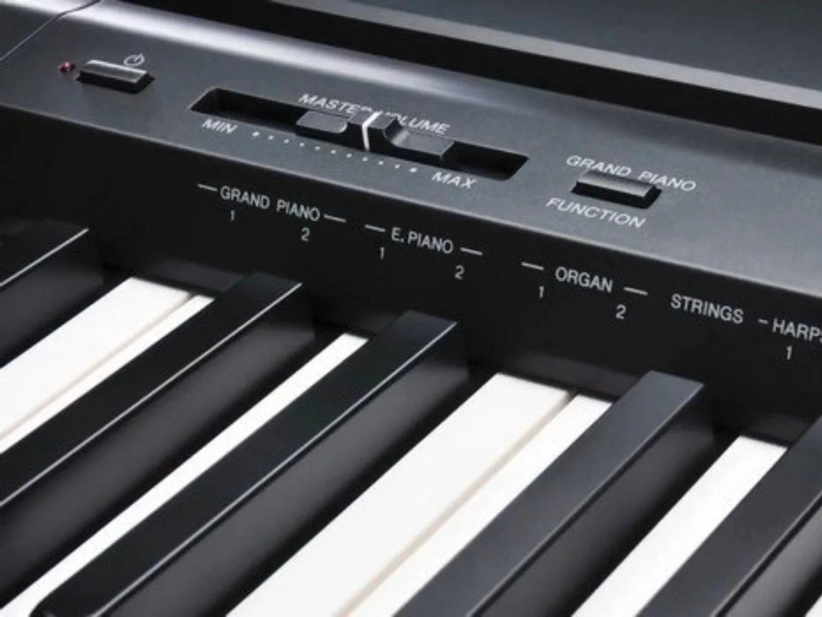 Yamaha P45 - клавиши из глянцевого пластика