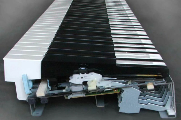 Клавиатура RH3 собирается руками и устанавливается только на премиальные модели Korg