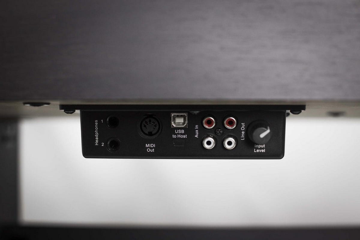 Да и расположен он удобно, не нужно залезать за инструмент. Хвалю!