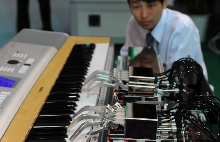 Японцы следят за качеством производства своих цифровых пианино на китайских заводах