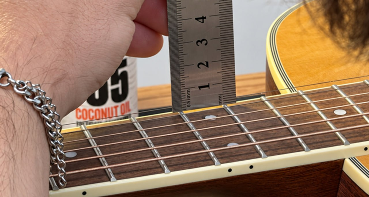 Замер высоты струн на Crafter D-6 перед продажей.