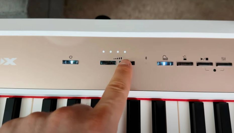 вы посмотрите на эти кнопки регулировки громкости? Ну почему не крутилка-то елки палки! Жутко не удобно. Кто переключает звук кнопками ?!