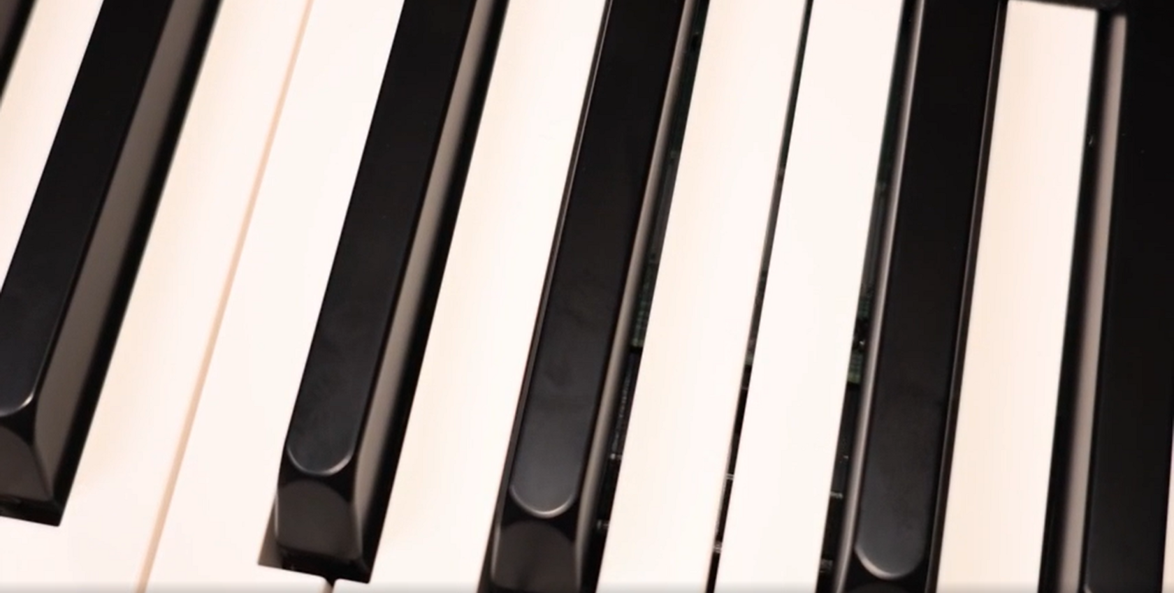 Инструмент бюджетный, и тут видно, на чем конкретно экономили. Причем обратите внимание: не на начинке, механике клавиатуры или акустике. Нет, экономия произошла на уровне инженерии корпуса. И ее можно заметить, если уж совсем придираться