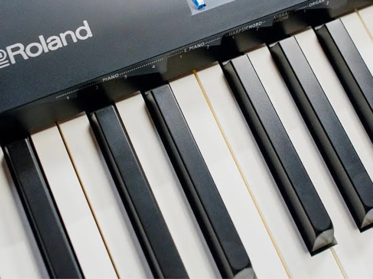 Клавиатура Roland FP 10 выглядит и ощущается дорого