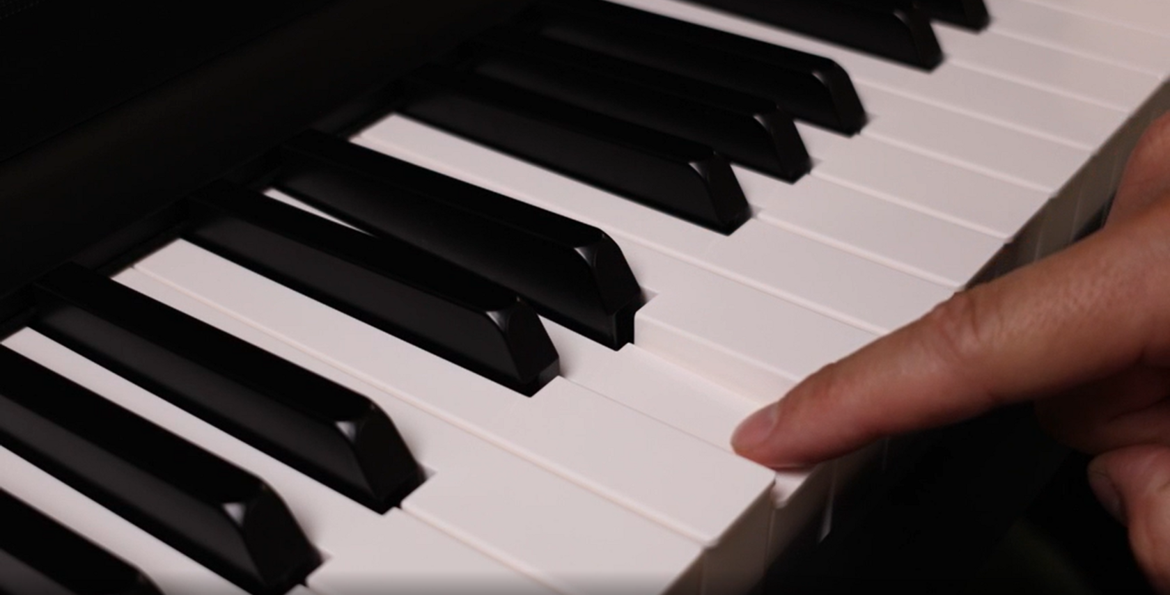 глубина нажатия — 10,4 мм. Это хороший показатель. Можно брать для музыкалки, для развития техники, ребенку или взрослому