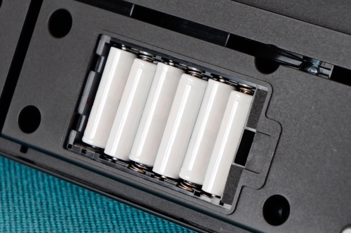 Korg L1 также можно использовать с батарейками