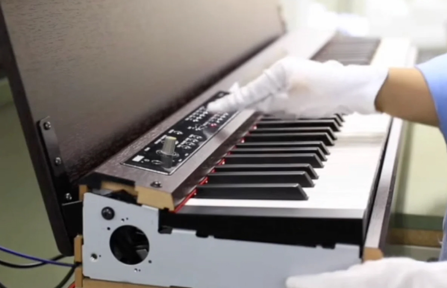 Обе модели производятся в Японии. Полностью ручная сборка