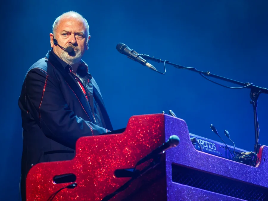 Спайк Эдни из The Queen со своим Korg Kronos