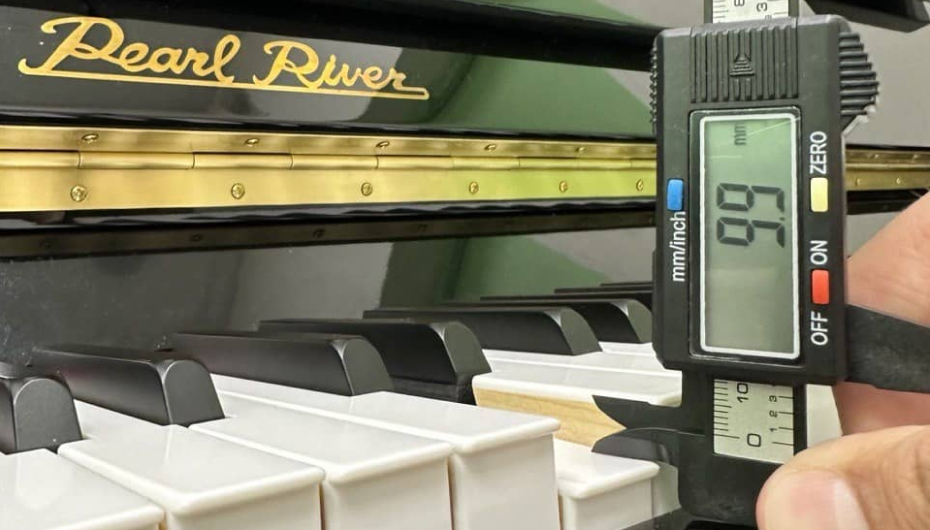Такое пианино чаще всего можно встретить в районной музыкальной школе. С учетом возможных погрешностей я бы округлил этот показатель до 10 мм ровно
