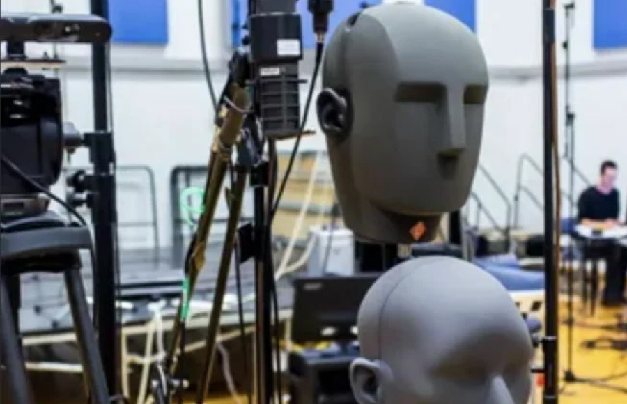 Так выглядит бинауральная запись в студии. Жутковато, но работает