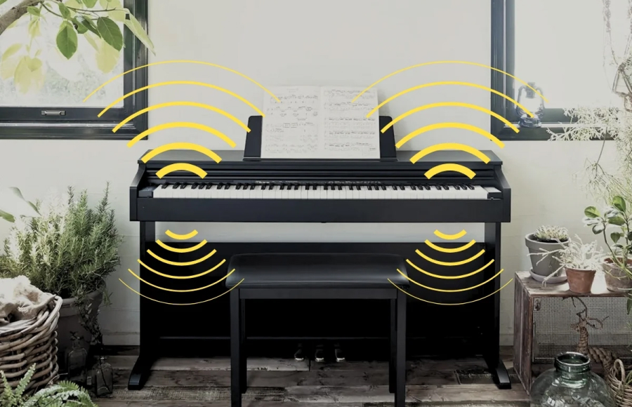 Два динамика с фазоинверторами в Casio AP 270 позволяют звуку распространяться во все направления - отсюда живость и глубина