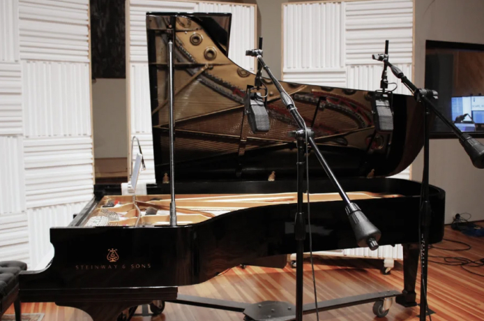 Концертный рояль записывается в студии, чтобы стать компактным сэмплом в вашем цифровом пианино