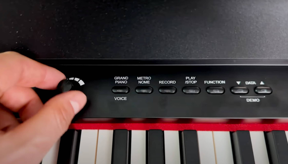 тут и экранчик есть, и крутилочка удобная для регулировки звука. И функции основные подписаны на корпусе. От этого управлять инструментом намного проще