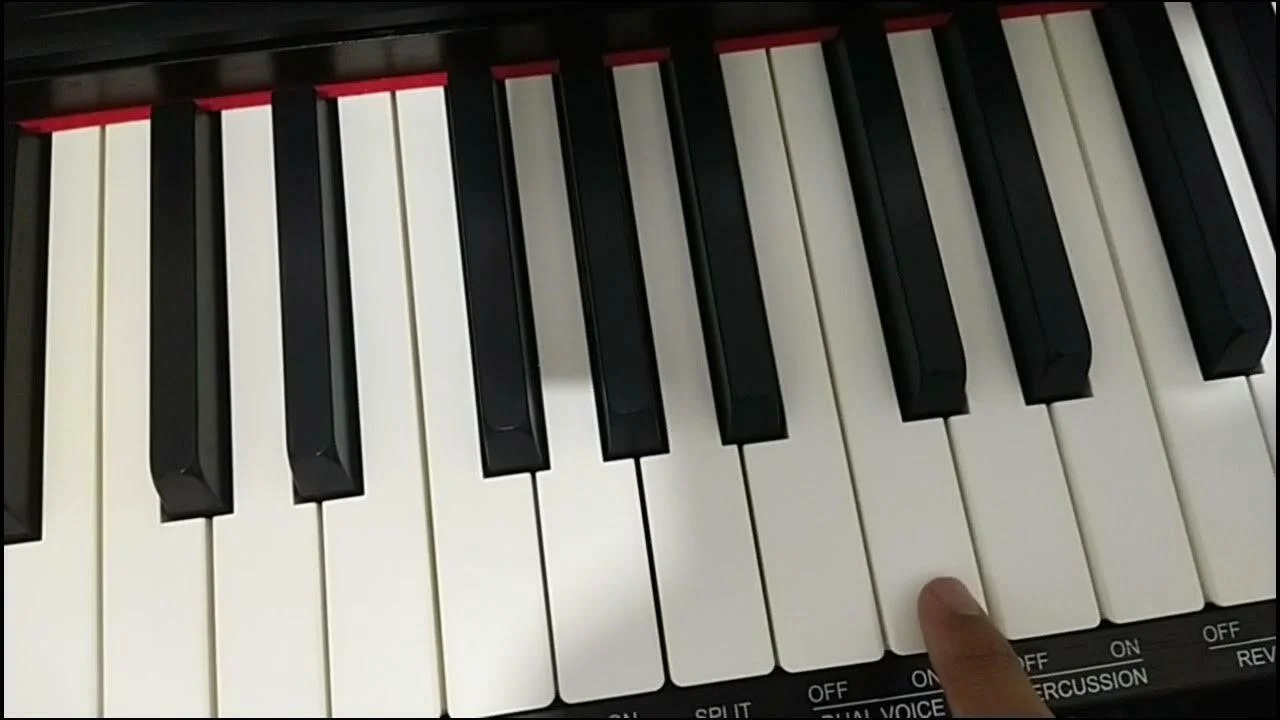 полоска из красного войлока смягчает ход клавиш