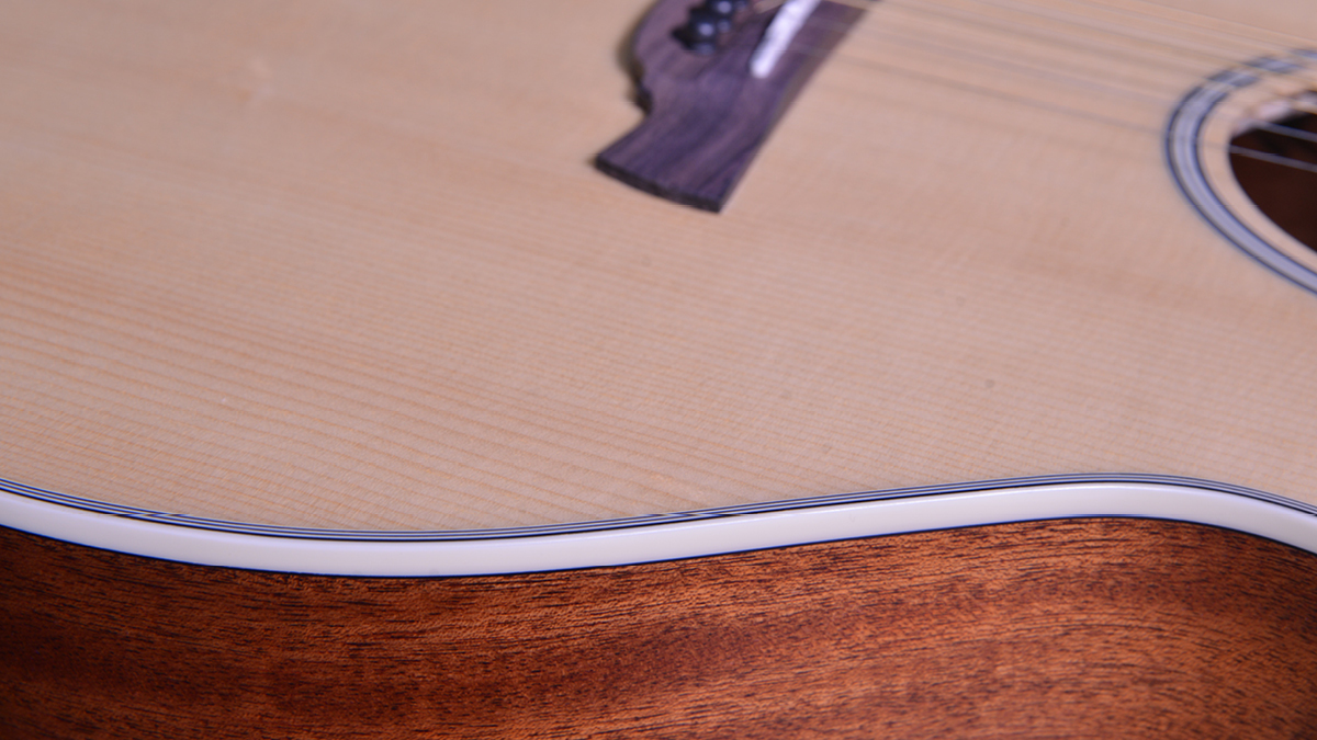 Массив ситхинской ели акустической гитары Crafter D-6. Источник: crafterguitars.com.