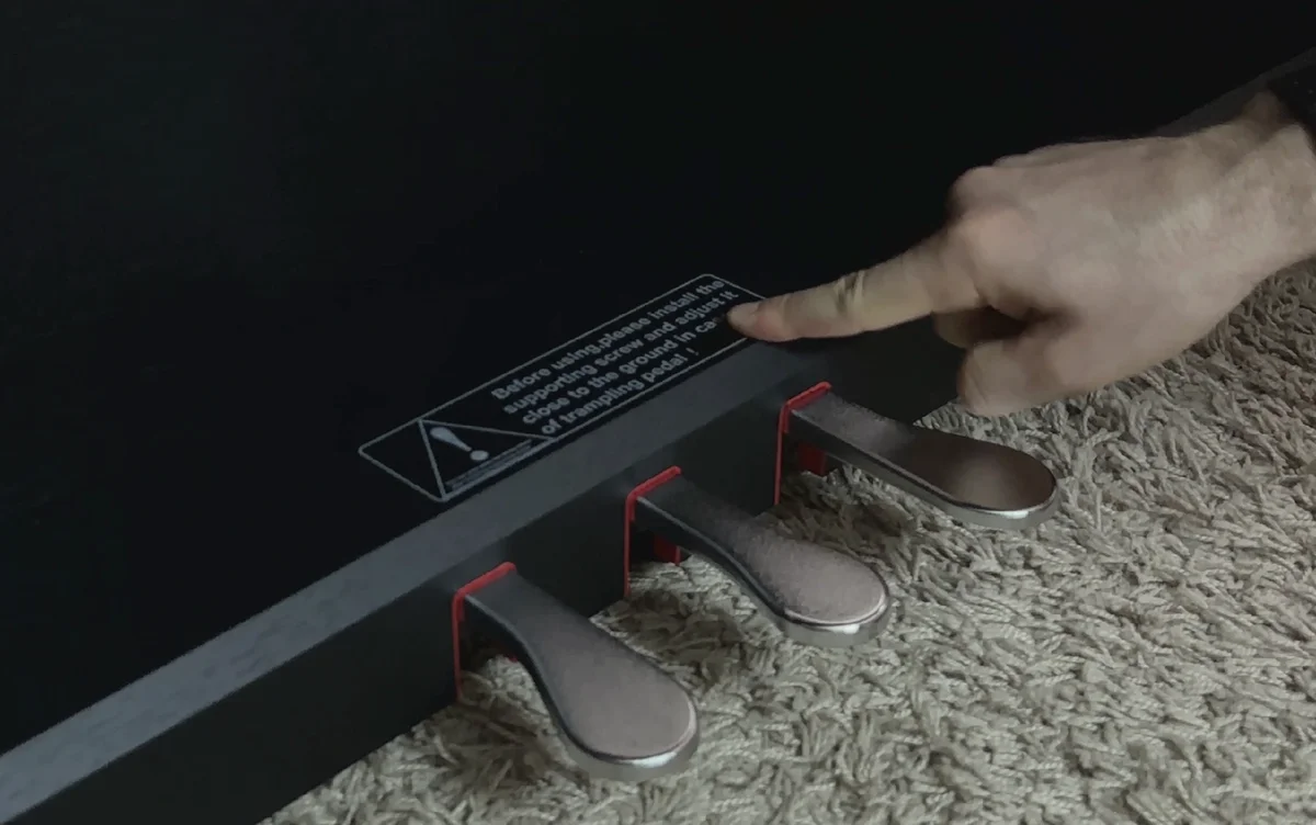 Эту наклейку можно отклеить и тогда внешний вид будет еще строже